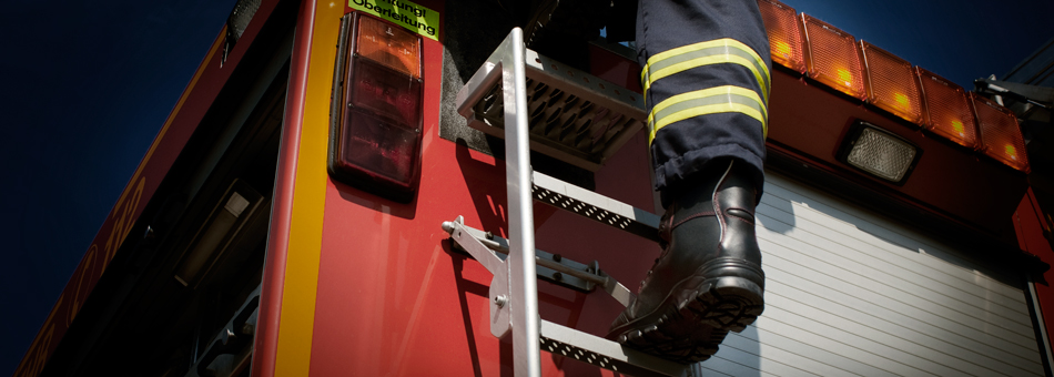 VÃ¶elkl firefightingboots Primus 21 give ideal foothold on ladders